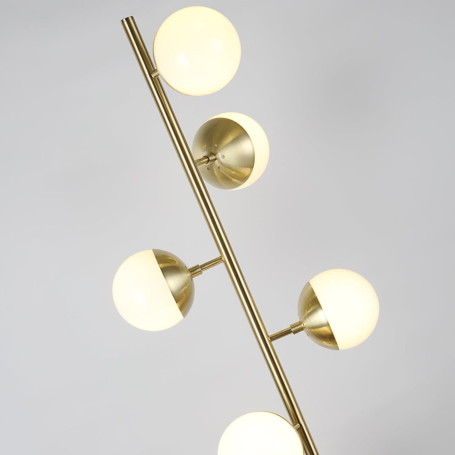 Veluna LED Floor Lamp – Retro Elegant Lighting for Modern Interiors