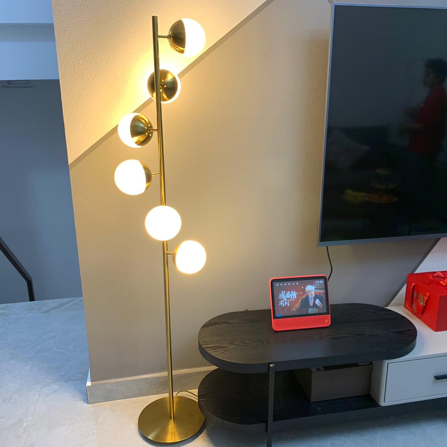 Veluna LED Floor Lamp – Retro Elegant Lighting for Modern Interiors