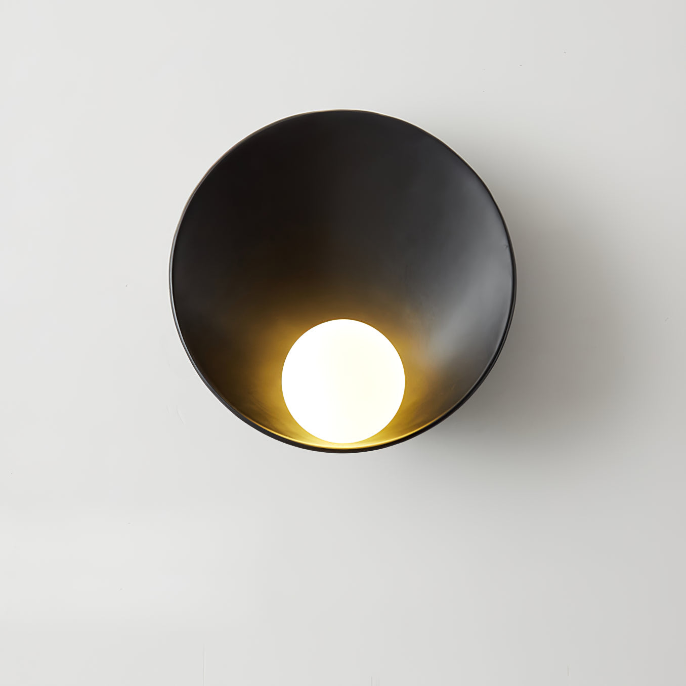 Solura Round – Elegant Scandinavian Wall Lamp for Ambient Living